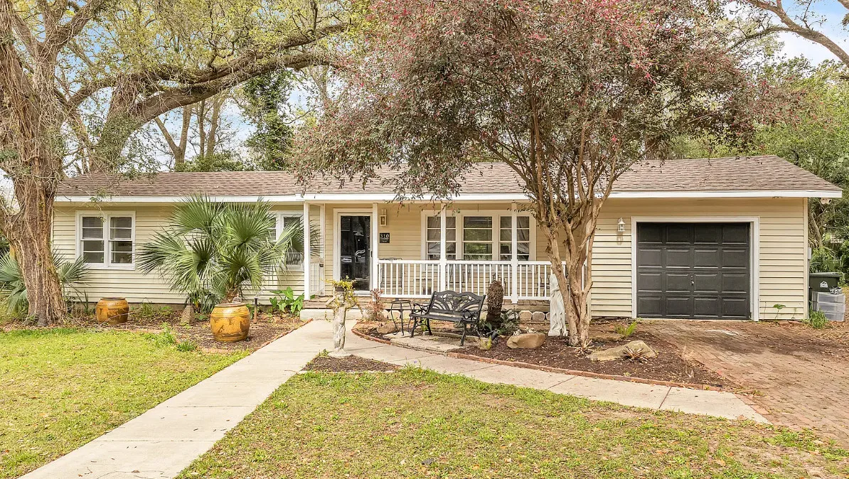 Pretty interior! Circa 1955 in Florida. $259,900