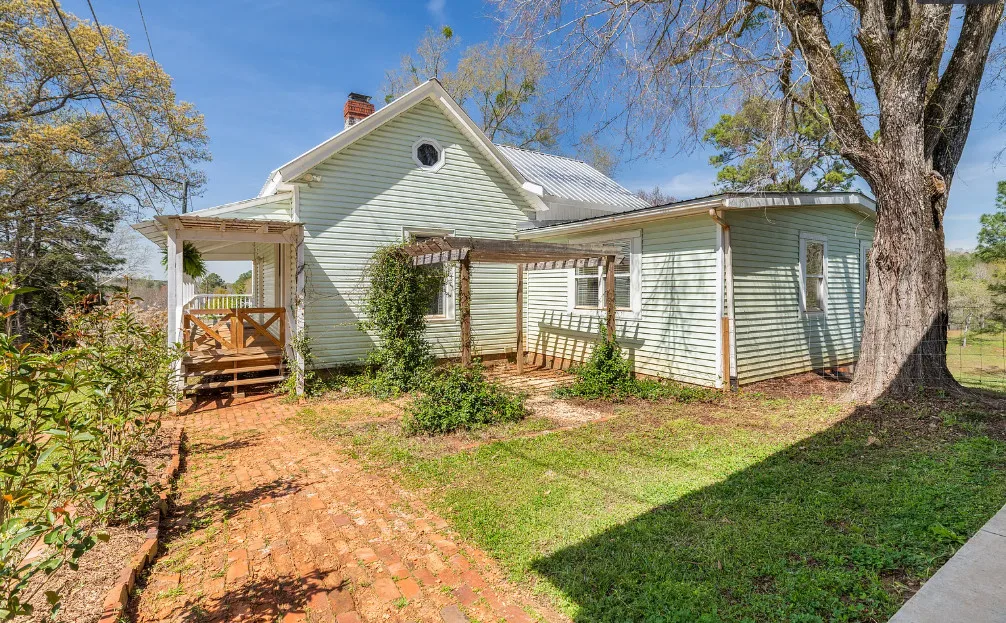 This house has nice details! Almost four acres in Georgia. $239,000