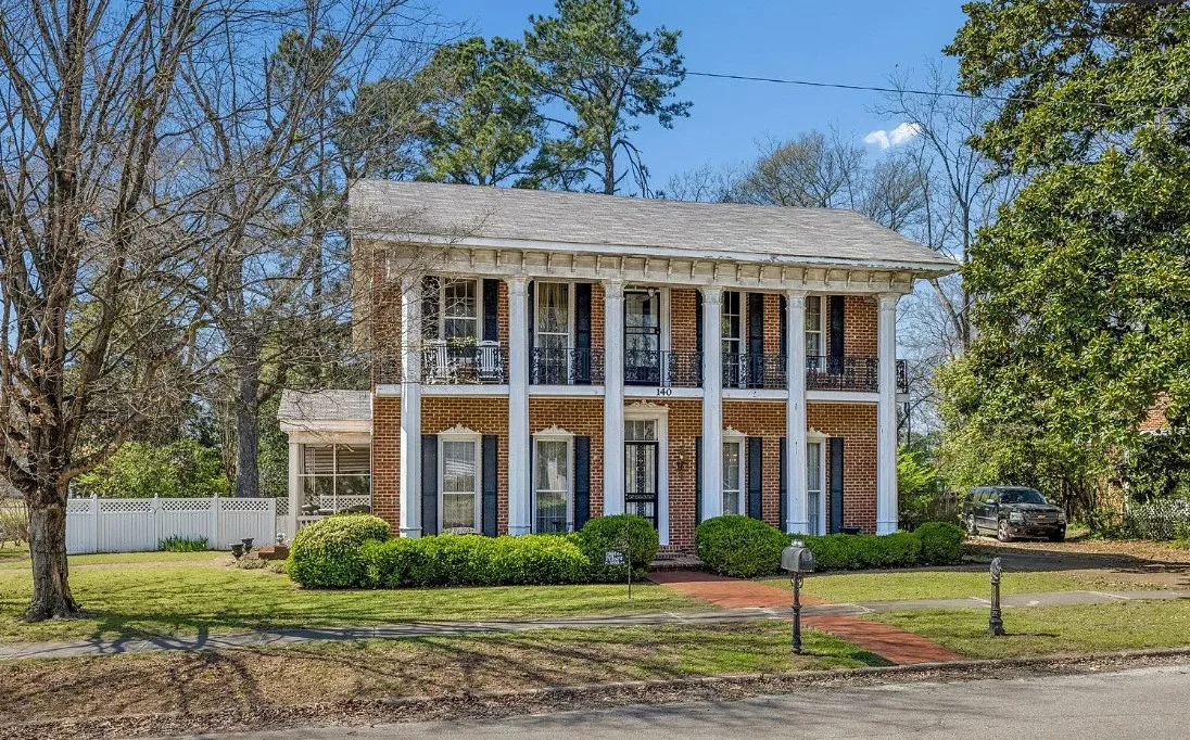 Pretty! “White Pillars”, Circa 1838 in Mississippi. $375,000
