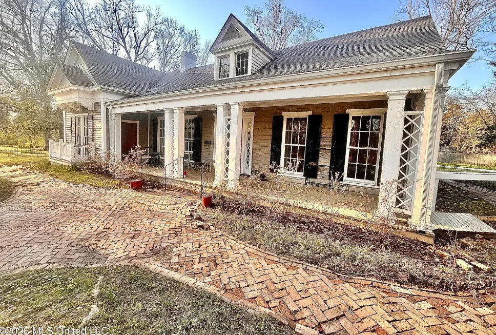 Pretty details! “Alicia”, Circa 1833 in Mississippi. $175,000