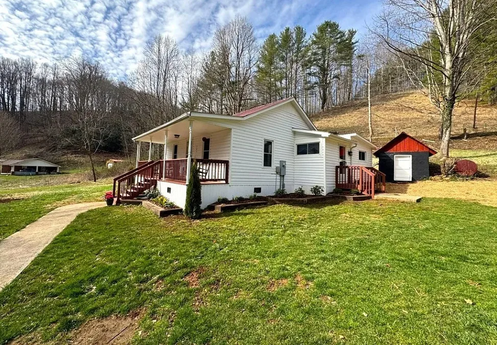 Cute cottage with mountain views and a creek! C. 1941 in NC. $239,000