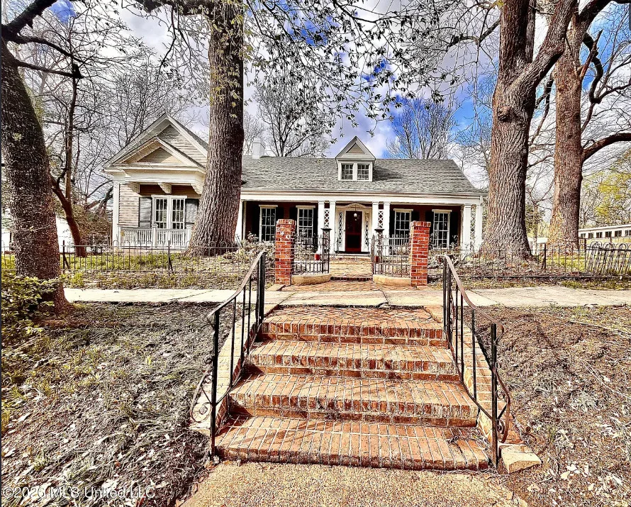 Pretty details! “Alicia”, Circa 1833 in Mississippi. $175,000