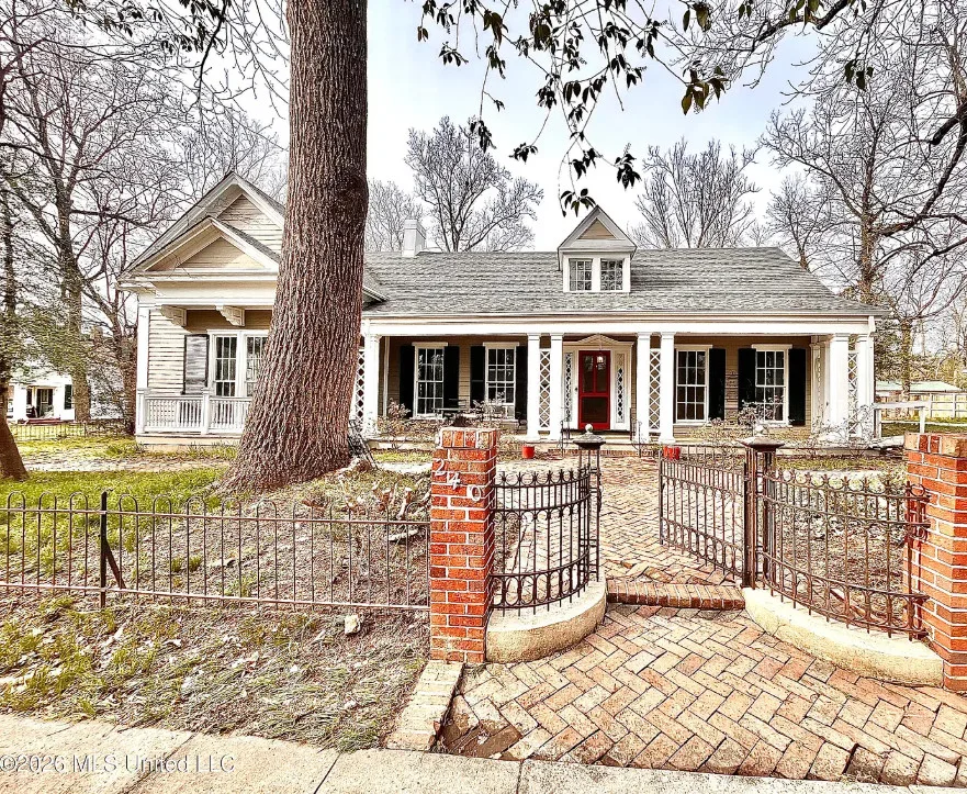 Pretty details! “Alicia”, Circa 1833 in Mississippi. $175,000