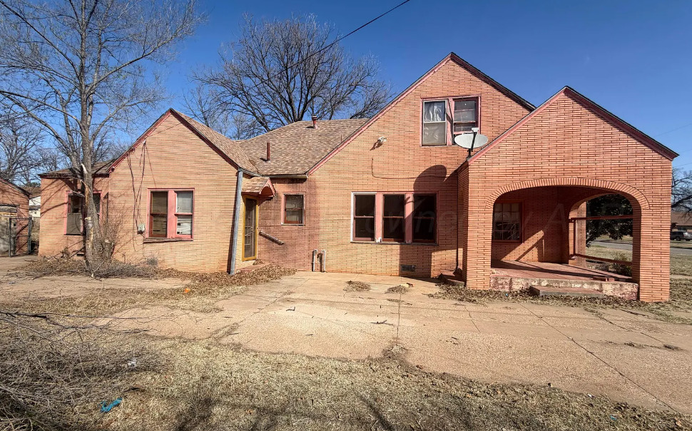 Pretty front door! Vintage bathrooms! Original wood floors! On 1/2 acre in Texas.