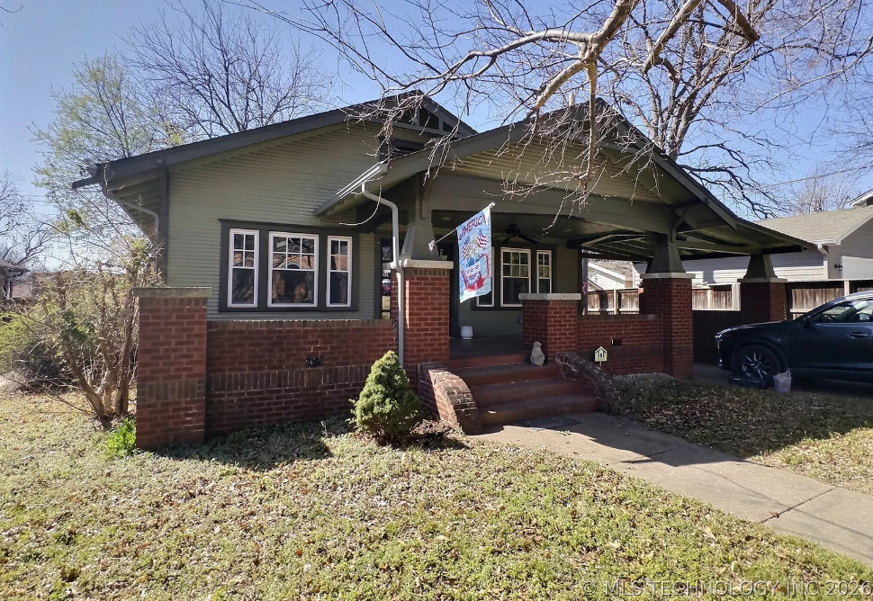Pretty floors and details in this Oklahoma house! Circa 1928.