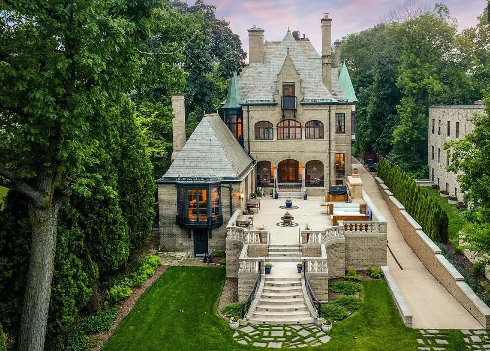 Beautiful! Circa 1912. Over an acre in Wisconsin.