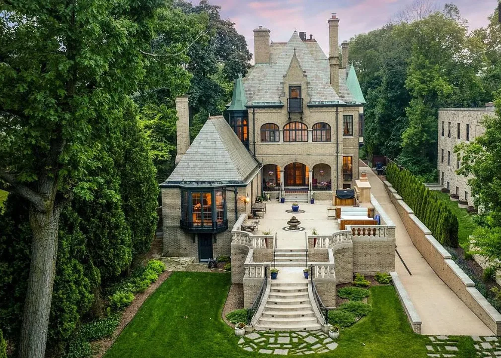 Beautiful! Circa 1912. Over an acre in Wisconsin.