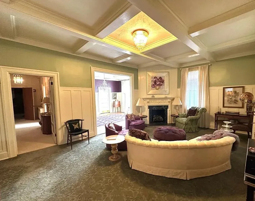 Somebody go get this house! Pretty details! C. 1917 in NC.