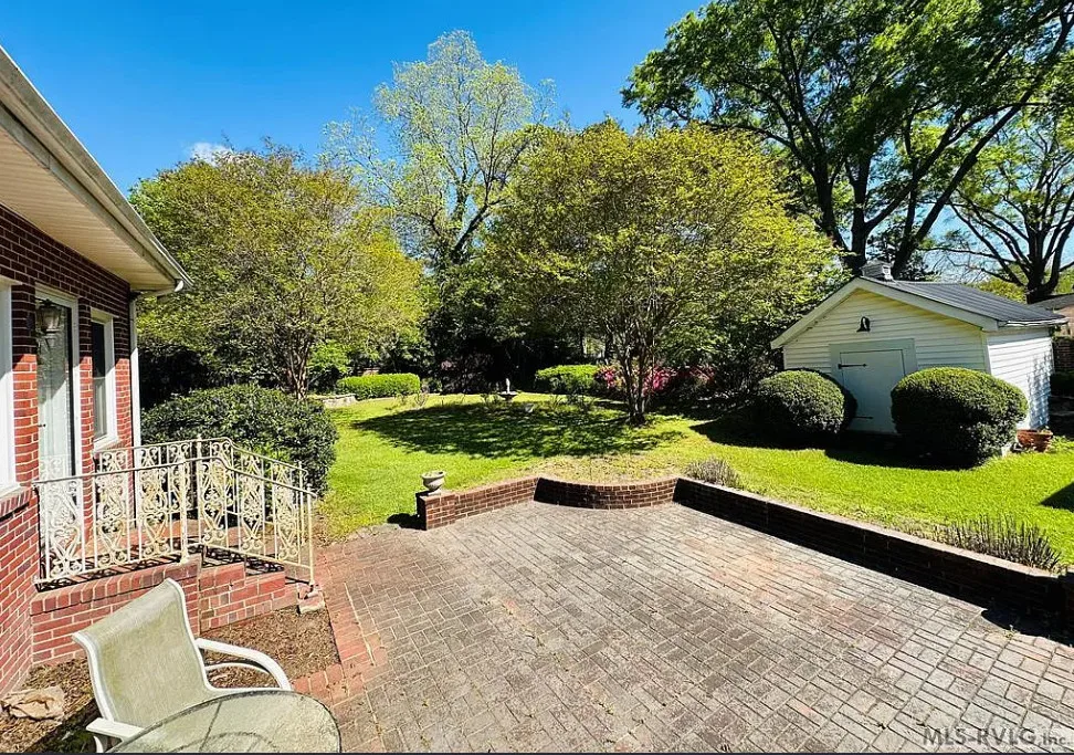 Somebody go get this house! Pretty details! C. 1917 in NC.