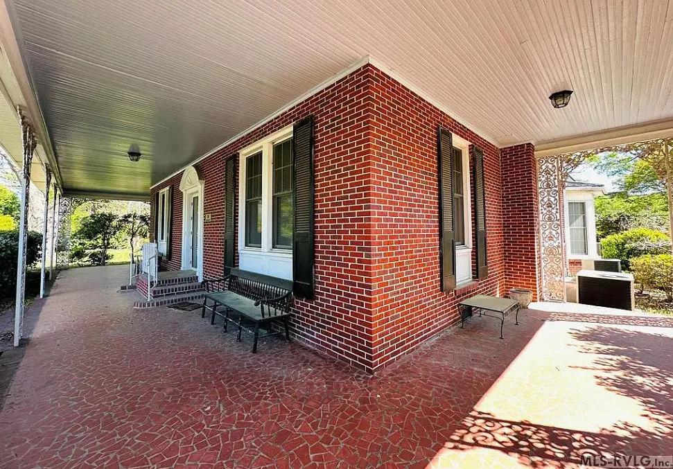 Somebody go get this house! Pretty details! C. 1917 in NC.