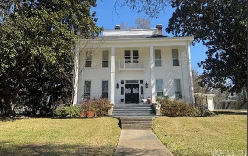 5 beds/4 baths! Over an acre in Arkansas.