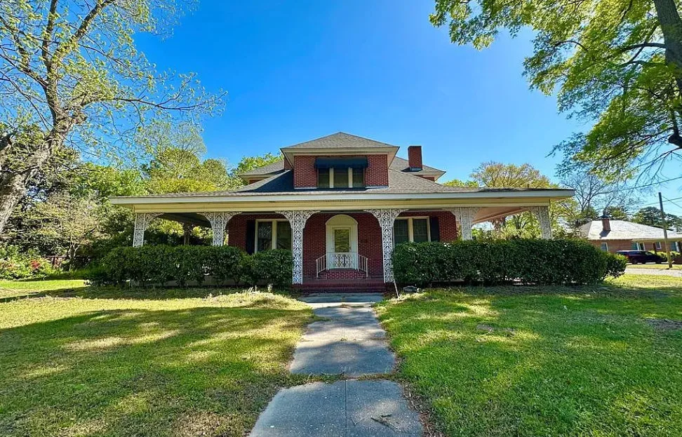 Somebody go get this house! Pretty details! C. 1917 in NC.
