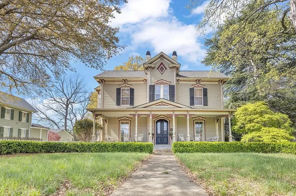 So pretty! Such great details! Circa 1884 in North Carolina.