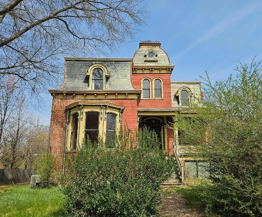 Fixer Upper Alert! Over 4,000 square feet in Virginia.