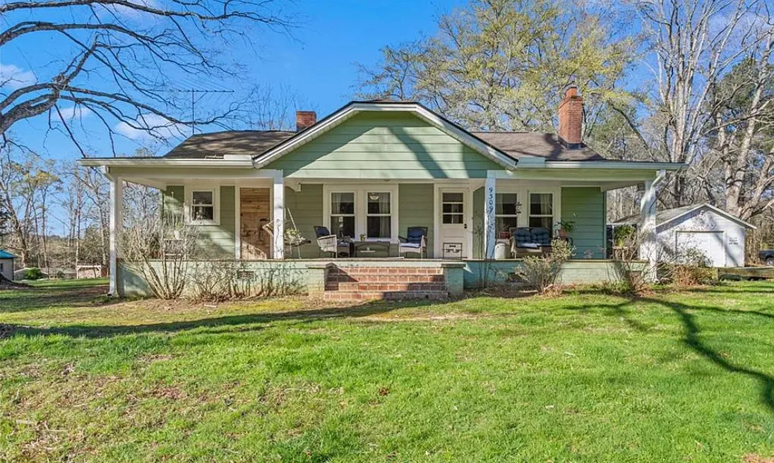 Pretty setting! Great old tree! Over two acres in North Carolina.