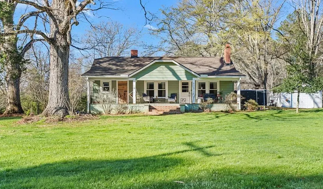 Pretty setting! Great old tree! Over two acres in North Carolina.