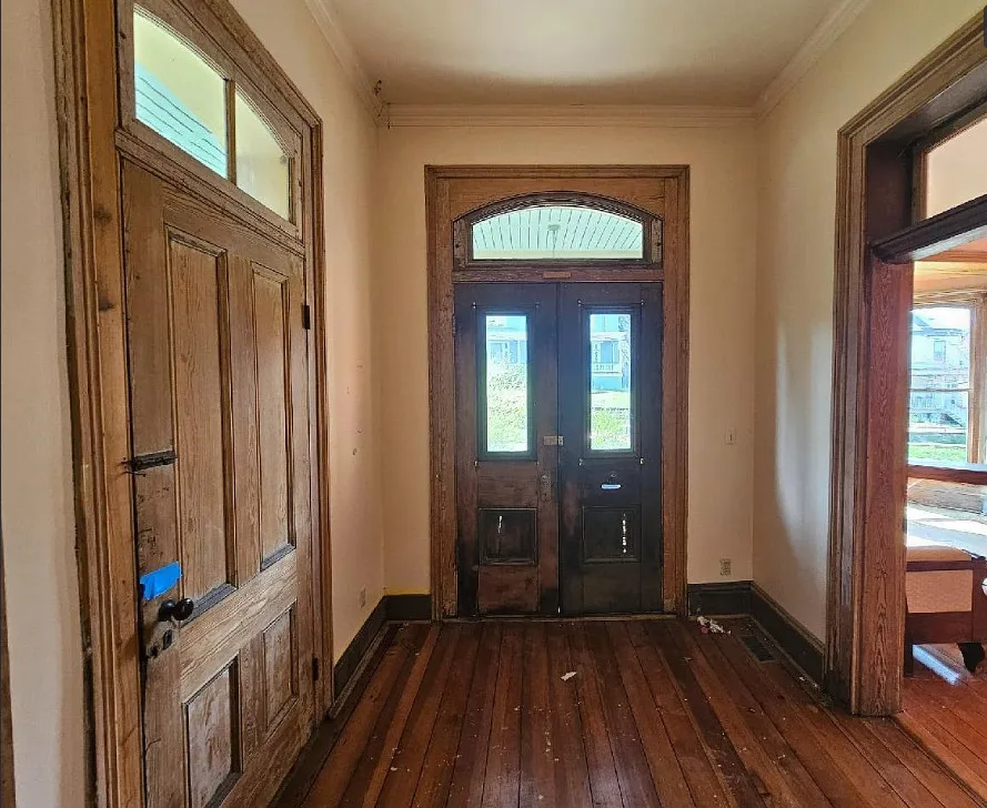 Fixer Upper Alert! Over 4,000 square feet in Virginia.