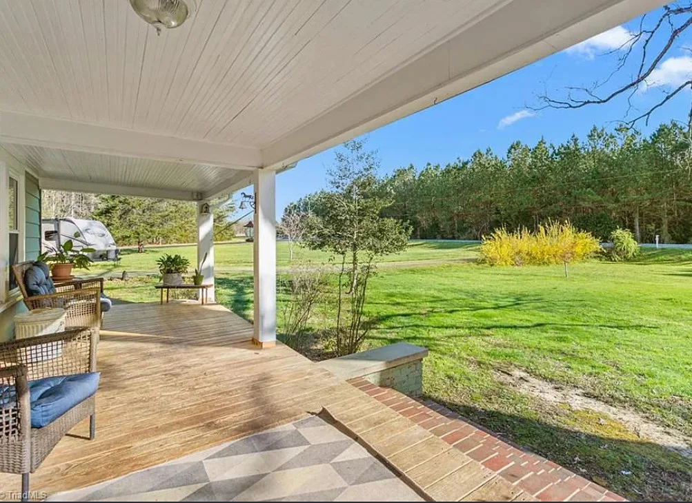 Pretty setting! Great old tree! Over two acres in North Carolina.