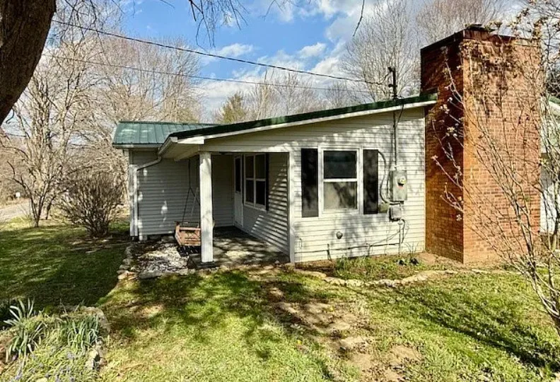 Huge chimney! Cute mountain cottage in North Carolina.