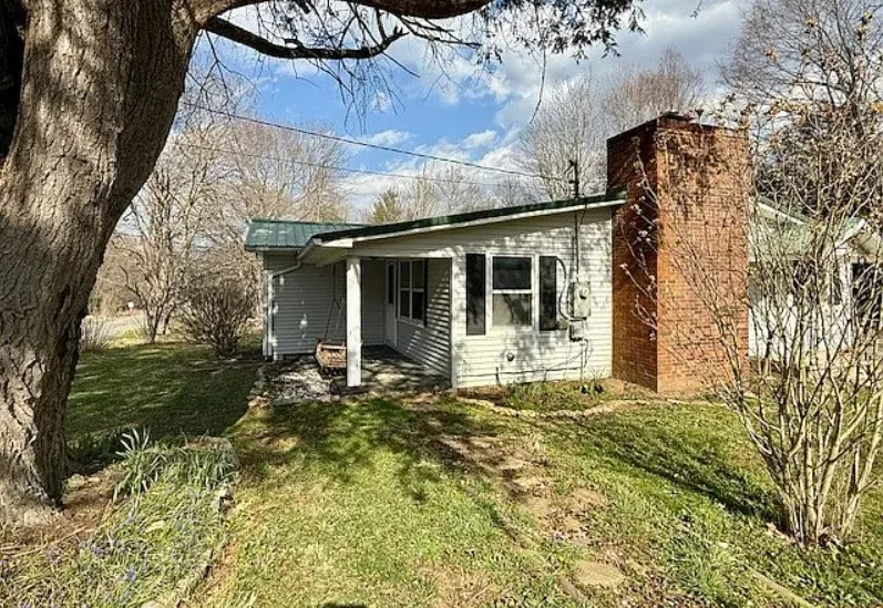 Huge chimney! Cute mountain cottage in North Carolina.