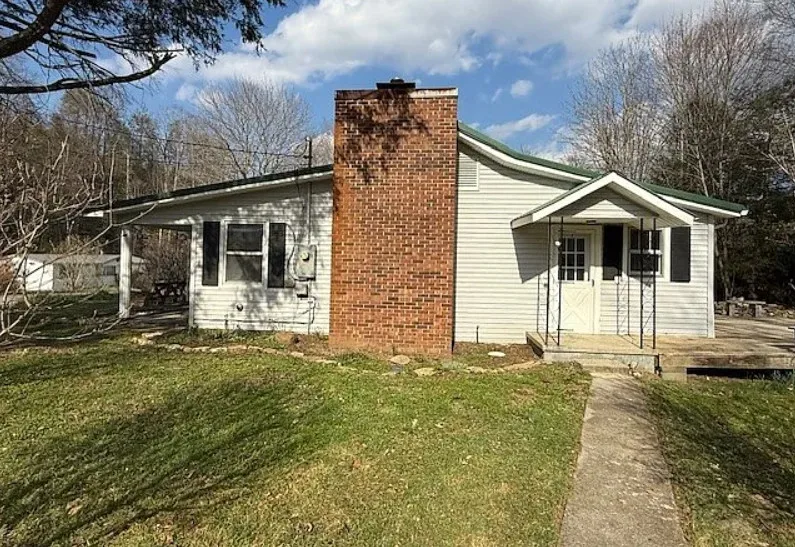 Huge chimney! Cute mountain cottage in North Carolina.