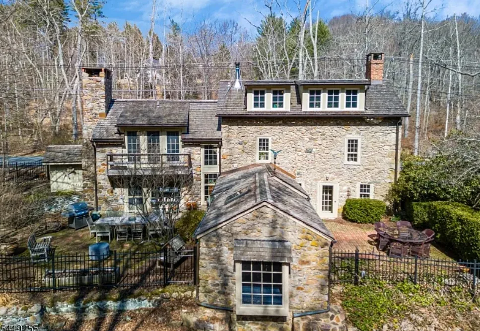 Historic Tory House, Circa 1760. Over three acres in New Jersey.