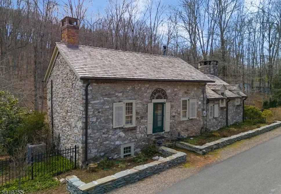 Historic Tory House, Circa 1760. Over three acres in New Jersey.