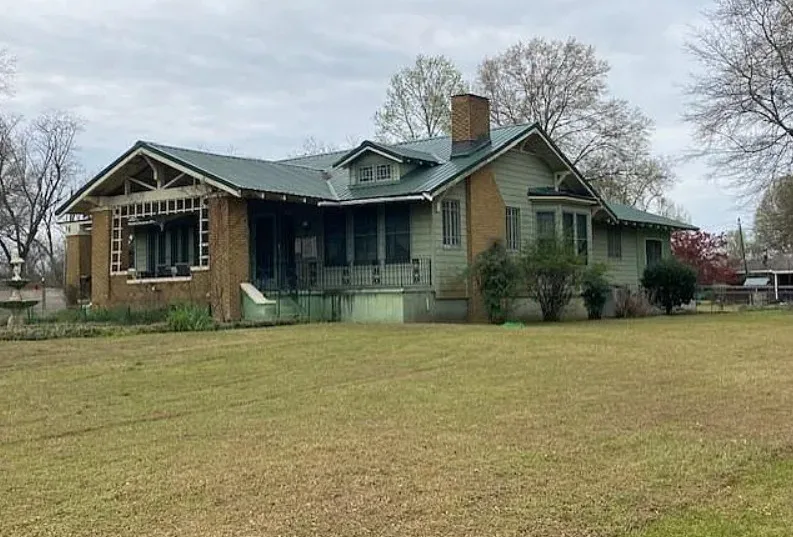 Diamond in the Rough! Pretty details! Over an acre in Mississippi.