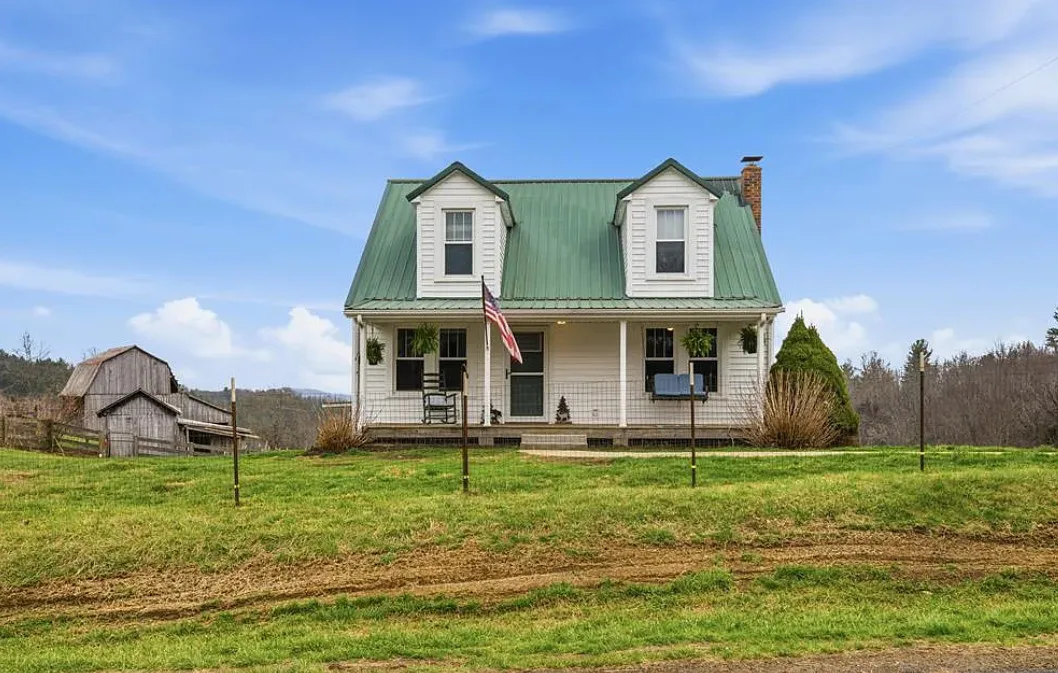 Love the barn! Pretty area! Three acres in Virginia.