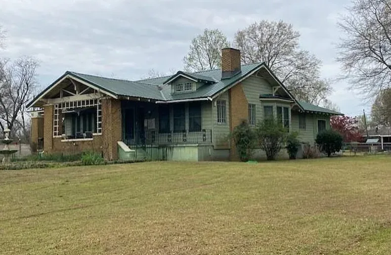 Diamond in the Rough! Pretty details! Over an acre in Mississippi.