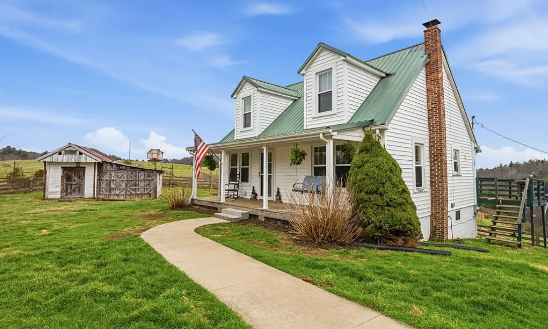 Love the barn! Pretty area! Three acres in Virginia.