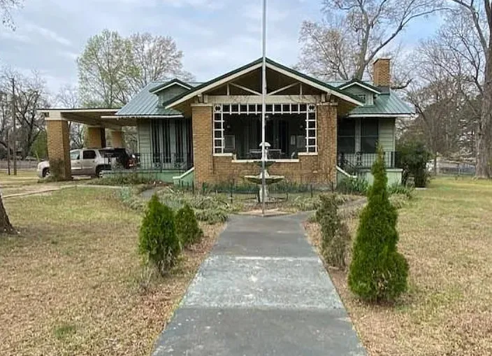 Diamond in the Rough! Pretty details! Over an acre in Mississippi.