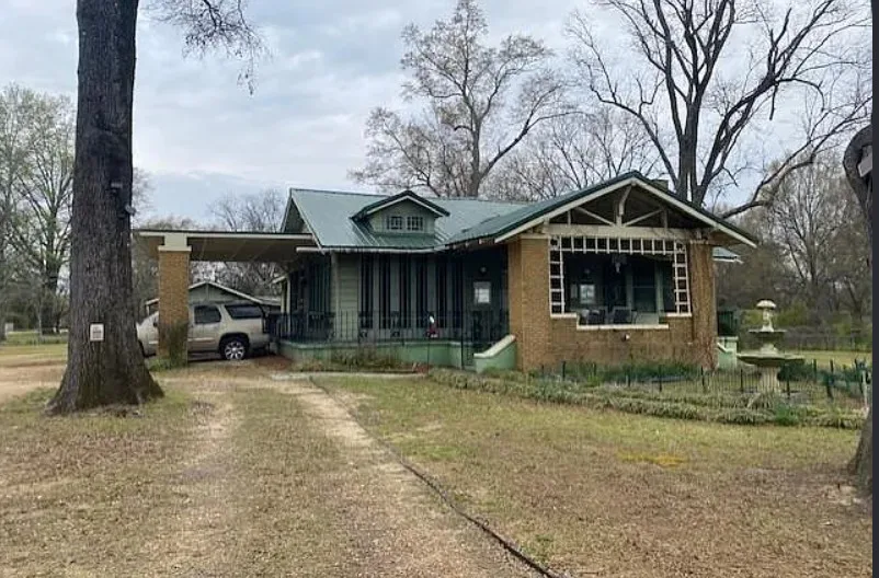 Diamond in the Rough! Pretty details! Over an acre in Mississippi.
