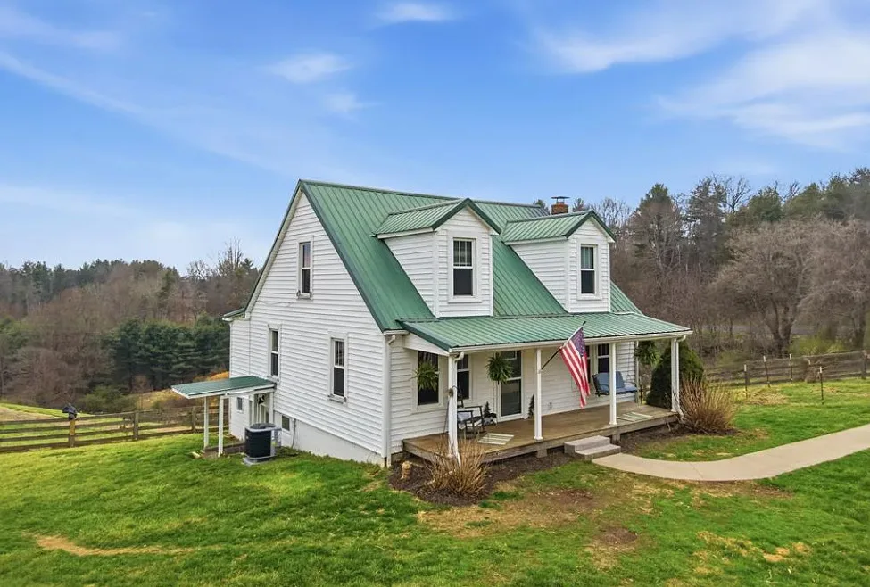 Love the barn! Pretty area! Three acres in Virginia.