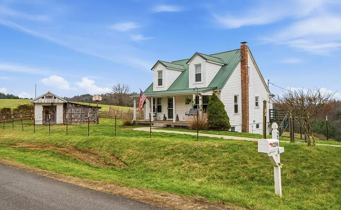 Love the barn! Pretty area! Three acres in Virginia.
