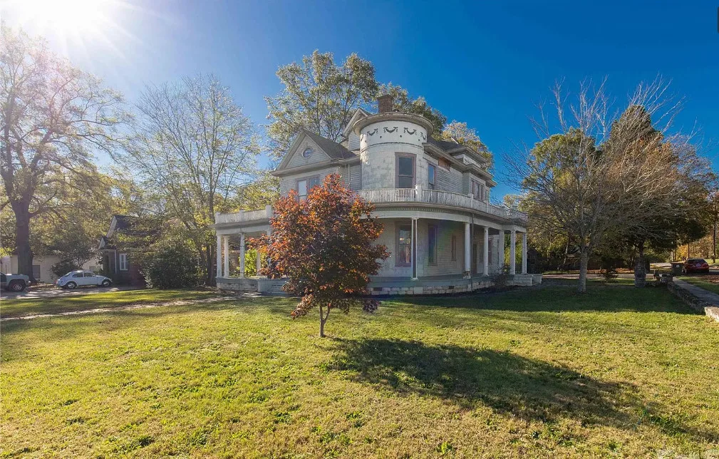 Pretty exterior details! Nice porch! Circa 1892 in South Carolina.