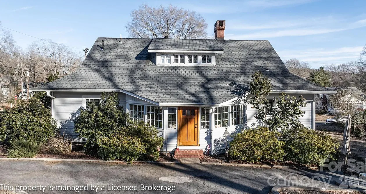 Love this interior! Circa 1915 in North Carolina.