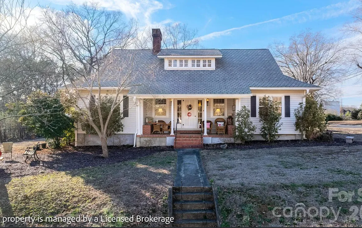 Love this interior! Circa 1915 in North Carolina.