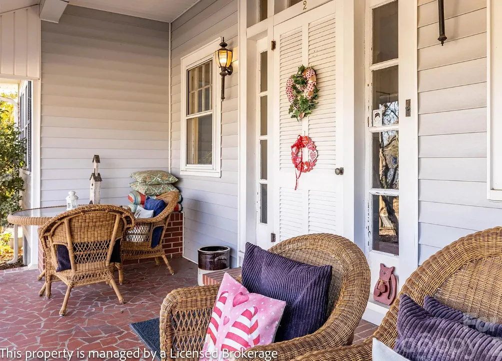 Love this interior! Circa 1915 in North Carolina.