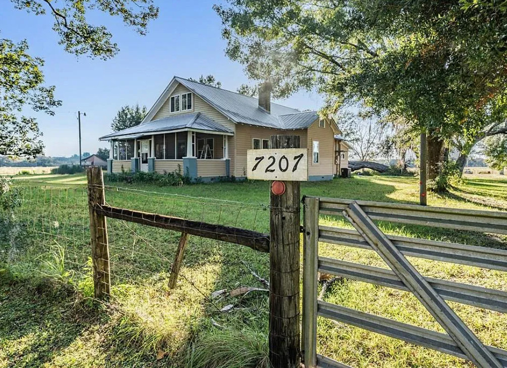 Diamond in the Rough! This has potential! One acre in Florida.