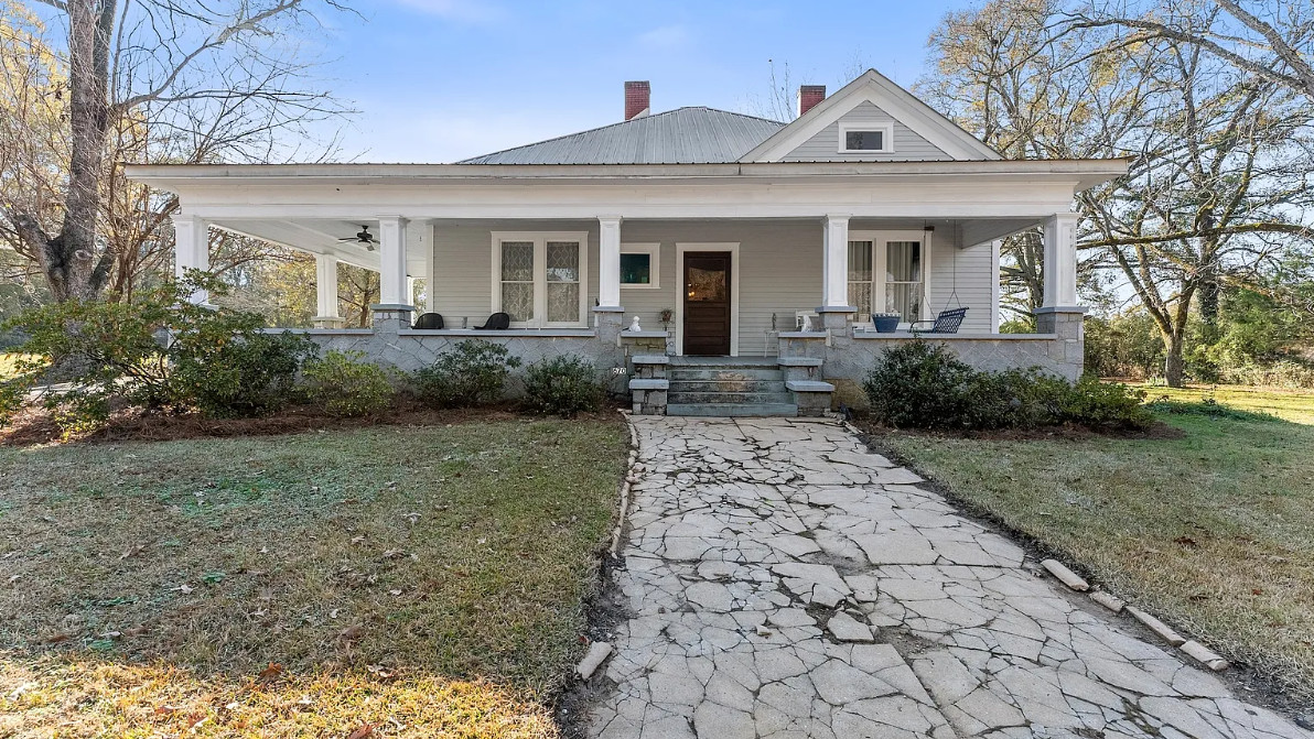 Kitchen has a vintage look to it! Nice ceilings! Over two acres in Georgia.