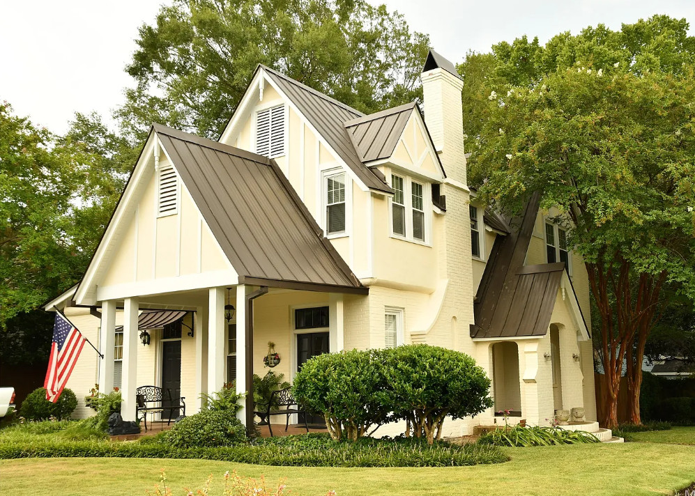 Nice curb appeal! Circa 1939 in Alabama.