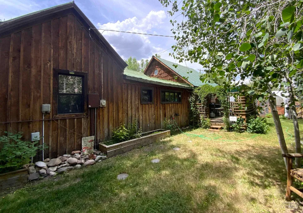 Love this yard! Circa 1913 in Idaho.