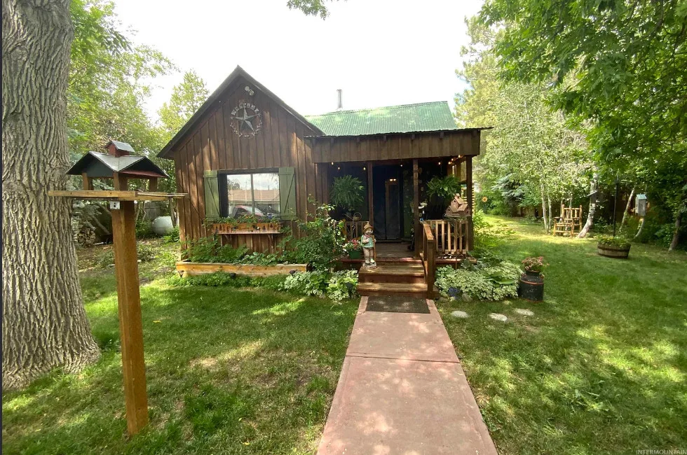 Love this yard! Circa 1913 in Idaho.