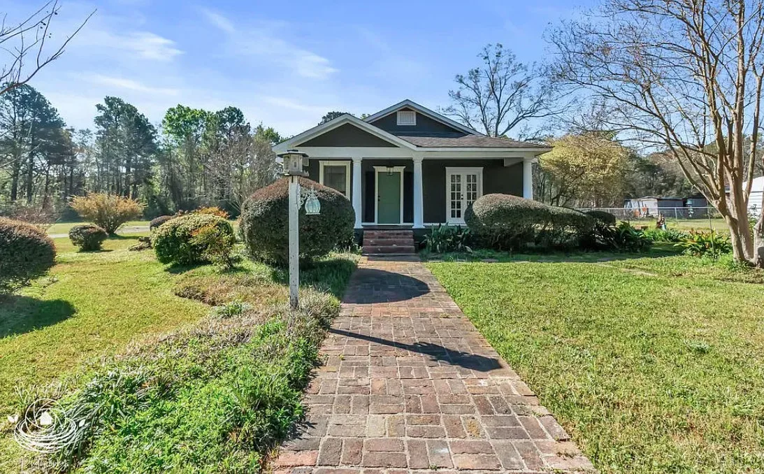 Nice curb appeal and landscaping! Pretty interior! C. 1945 in Louisiana. $158,900