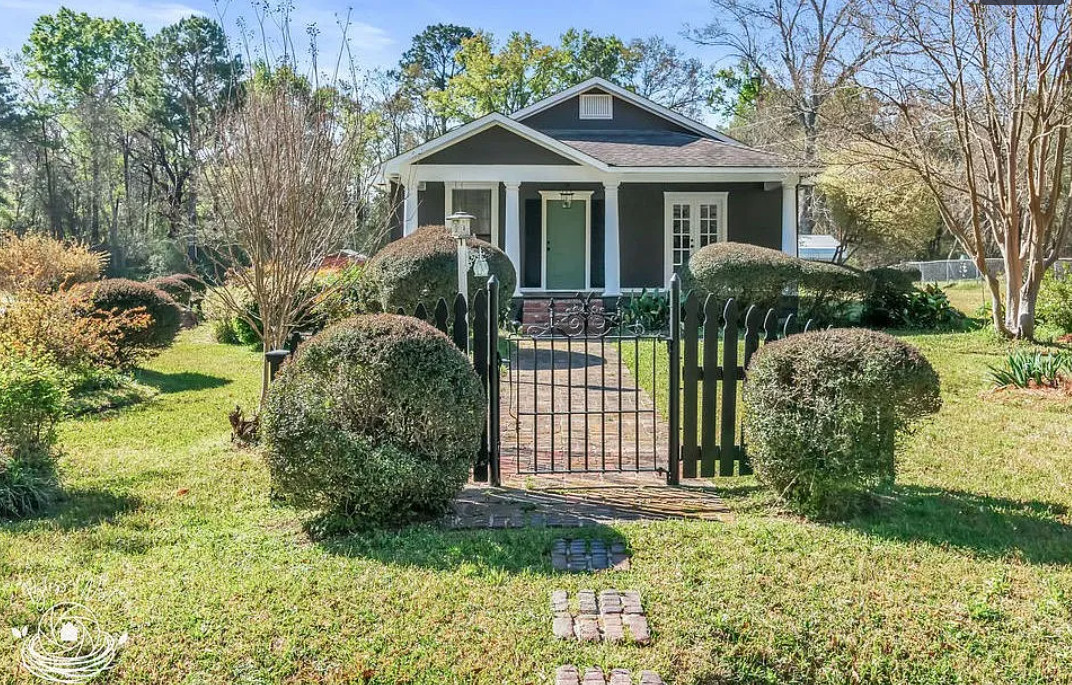 Nice curb appeal and landscaping! Pretty interior! C. 1945 in Louisiana.