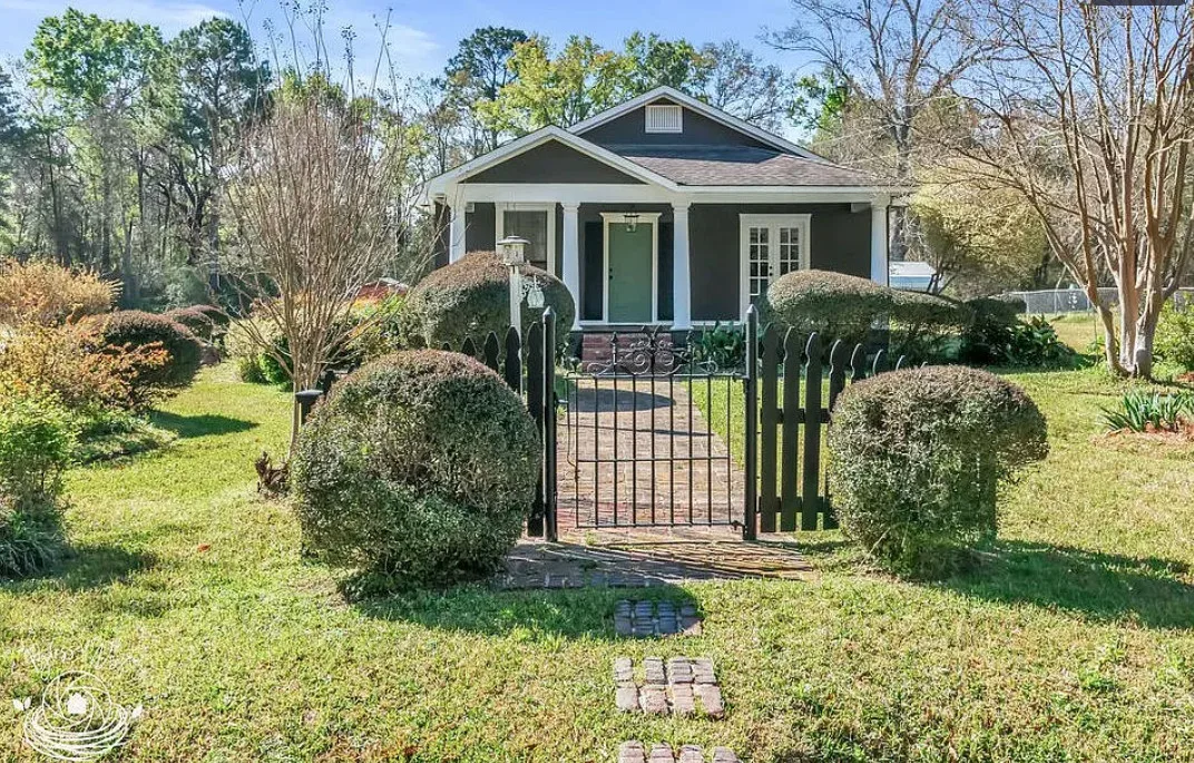 Nice curb appeal and landscaping! Pretty interior! C. 1945 in Louisiana. $158,900