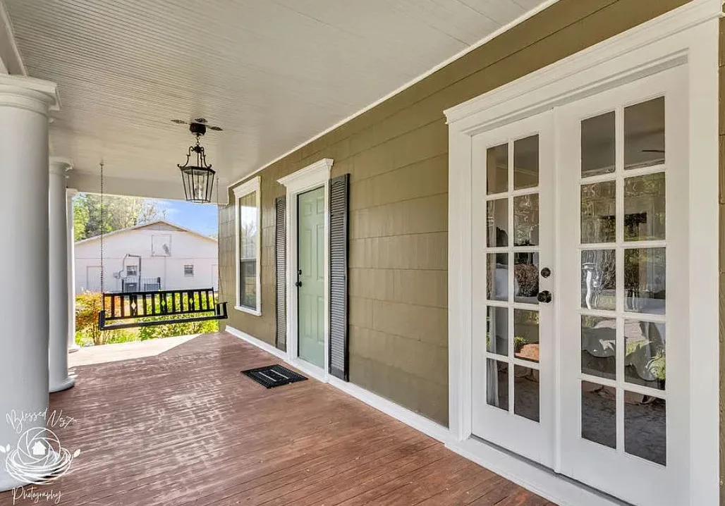 Nice curb appeal and landscaping! Pretty interior! C. 1945 in Louisiana. $158,900