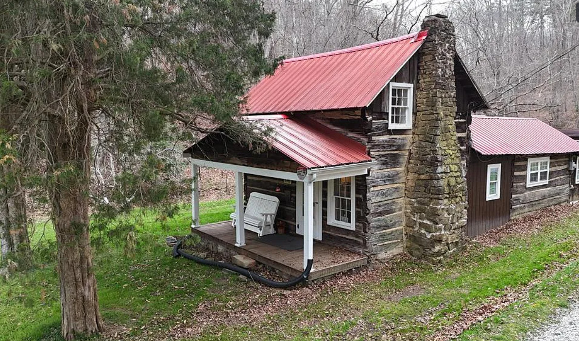 Log house in Kentucky. Circa 1870.