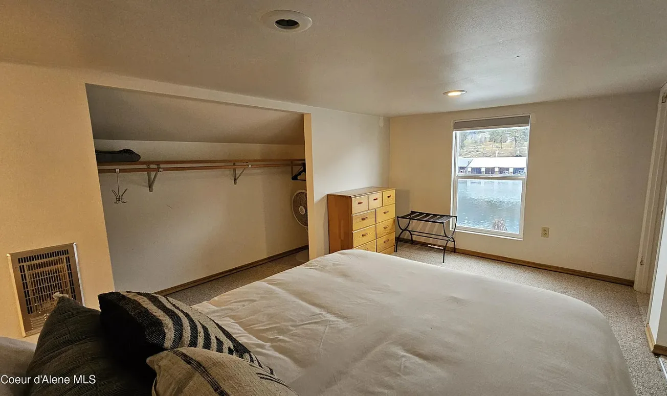Floating Home with Mountain Views in Bayview, Idaho – $379,000